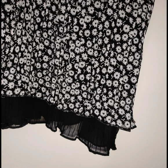 Black Floral Frilled Shirt (INTERNATIONAL)🤍🖤 - Picture 4 of 10